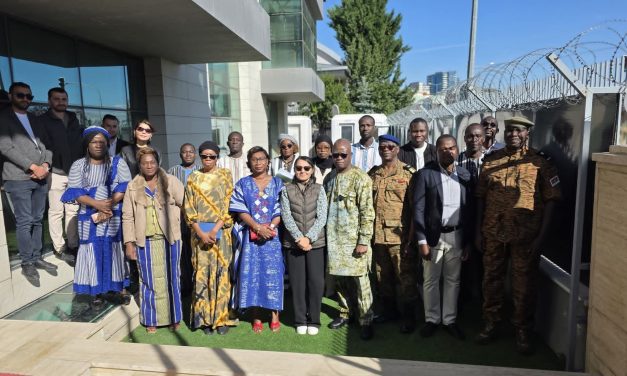 2e phase des Journées nationales d’engagement patriotique et de participation citoyenne : le personnel de l’Ambassade et la communauté burkinabè résidant à Ankara se mobilisent