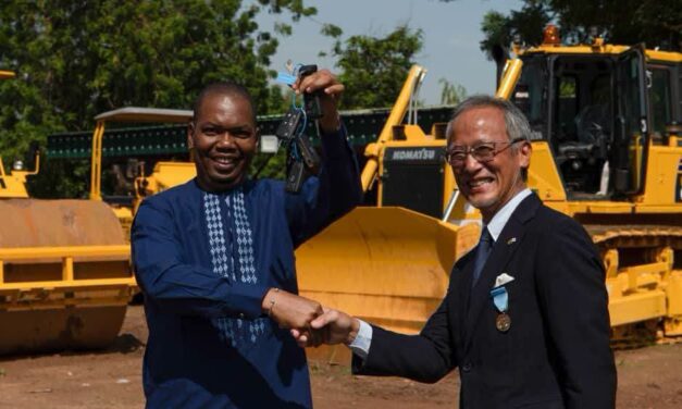 Coopération : Le Japon livre des engins de construction au Burkina